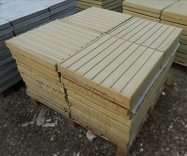 Тактильная плитка с продольными рифами 500х500