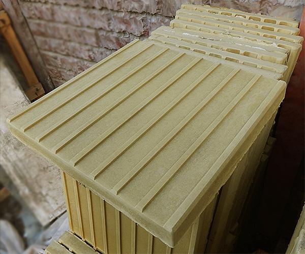 Тактильная плитка с продольными рифами 500х500