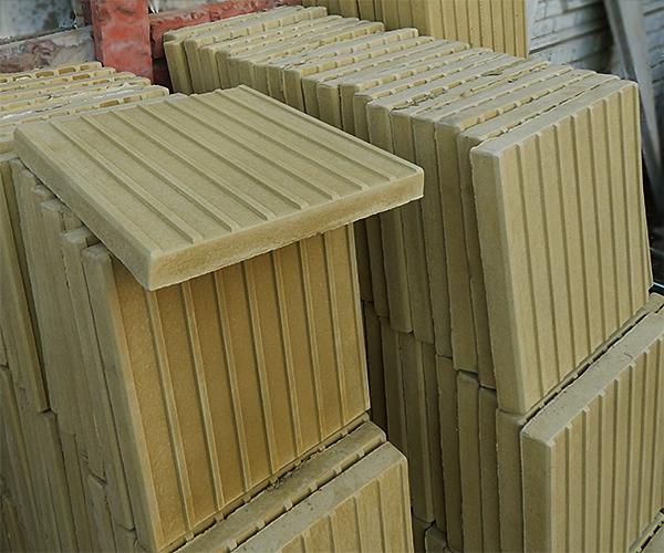 Тактильная плитка с продольными рифами 500х500